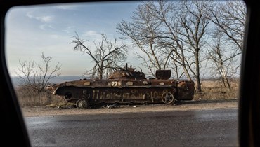 دبابة محترقة في الحرب الأوكرانية (أ ف ب).