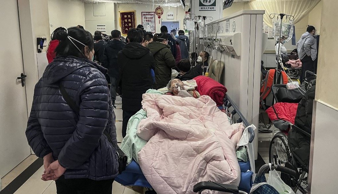 مريض يتلقى العلاج في ممر بقسم الطوارئ في مستشفى في بيجينغ (3 ك2 2023، أ ف ب). 