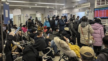 مرضى جلسوا على كراس متحركة خلال انتظارهم في قسم الطوارئ بمستشفى في بيجينغ (3 ك2 2022، أ ف ب). 
