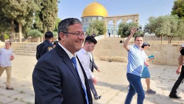 بن غفير يمشي في باحة مجمع المسجد الأقصى في القدس (2 ك2 2023، أ ف ب). 
