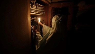 معاناة اللبنانيين من دون كهرباء. (تعبيرية- الصورة عن "أ.ف.ب")