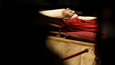 جثمان البابا الراحل بنديكتوس السادس عشر (أ ف ب).