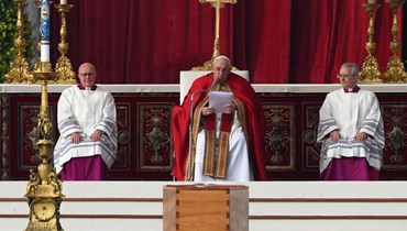 البابا فرنسيس يترأس مراسم جنازة البابا بنديكتوس السادس عشر (أ ف ب).