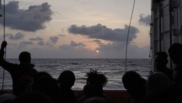 صورة ارشيفية- مهاجرون على متن سفينة أوشن فايكنغ خلال إبحارها في البحر الأبيض المتوسط (21 أيلول 2019، ا ب).