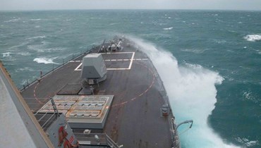 المدمّرة تشونغ هون تعبر مضيق تايوان (البحرية الأميركية).