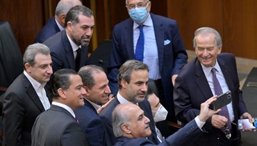عدد من النواب يلتقطون صورة "سيلفي" مع معوّض خلال جلسات انتخاب الرئيس (نبيل اسماعيل).