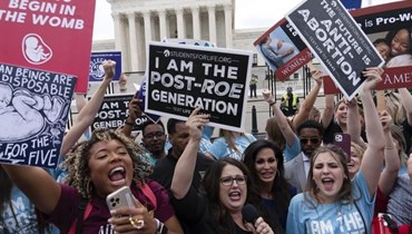 متظاهرون ضدّ الإجهاض أمام المحكمة الأميركية العليا، 24 حزيران 2022 - "أ ف ب"