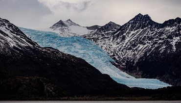 في هذه الصورة الملتقطة في 23 ايلول 2022، يمتد نهر جليدي فوق سلسلة جبال داروين عبر قناة بيغل في منطقة ماغالانيس بأقصى جنوب تشيلي (أ ف ب). 
