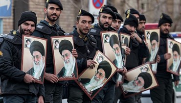 شرطيون حملوا صور خامنئي خلال احتجاج على رسوم شارلي إيبدو خارج مقر السفارة الفرنسية في طهران (8 ك2 2023، أ ف ب). 