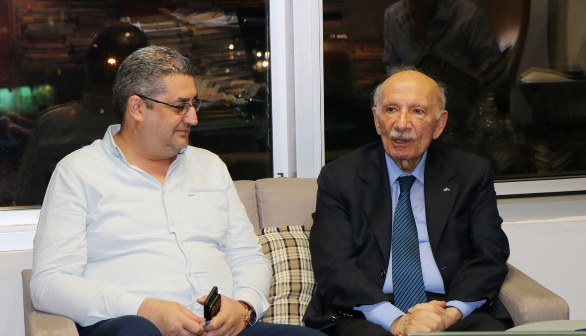 مدير تحرير جريدة "النهار" غسان حجار ورئيس مجلس النواب السابق الراحل حسين الحسيني (أرشيف "النهار").