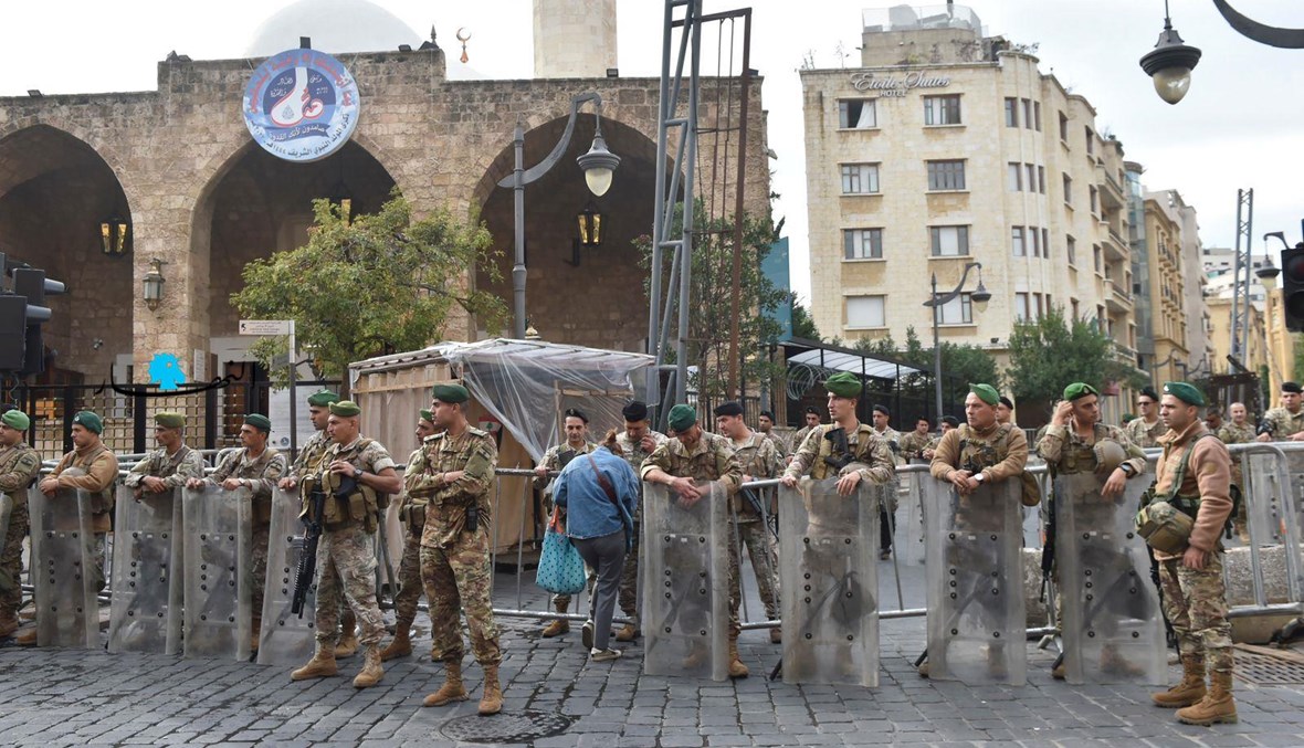عناصر من الجيش اللبناني في محيط ساحة النجمة (أرشيفية).