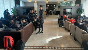 انتظار اللاعبين في المطار