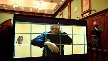 نافالني يظهر، عبر الفيديو، على شاشة في قاعة محكمة في محكمة مدينة موسكو خلال جلسة استماع (24 أيار 2022، أ ف ب).