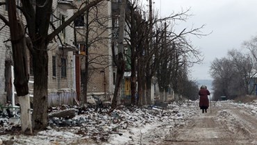 شخص يمشي في أحد شوارع بلدة سيفرسك بمنطقة دونيتسك (13 ك2 2023/ أ ف ب). 