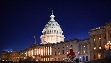  راكب درّاجة يمرّ إلى جانب مبنى الكابيتول حيث يجتمع مجلس النواب الاميركي للتصويت على حزمة قواعد (أ ف ب).