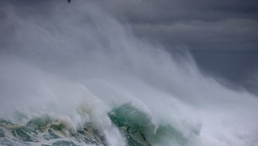  تضرب الأمواج العالية بشكل خطير شبه جزيرة مونتيري في كاليفورنيا (أ ف ب).