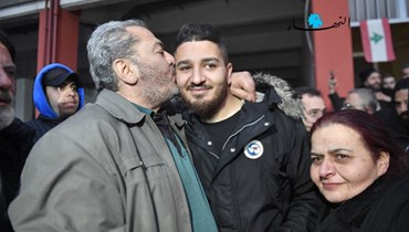 الناشط وليام نون وعائلته أمام مقرّ فوج الإطفاء بعد تخلية سبيله (حسام شبارو).