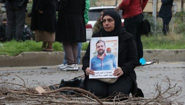 والدة الراحل أحمد قعدان، أحد ضحايا انفجار المرفأ، أمام مديرية أمن الدولة اليوم (حسن عسل).