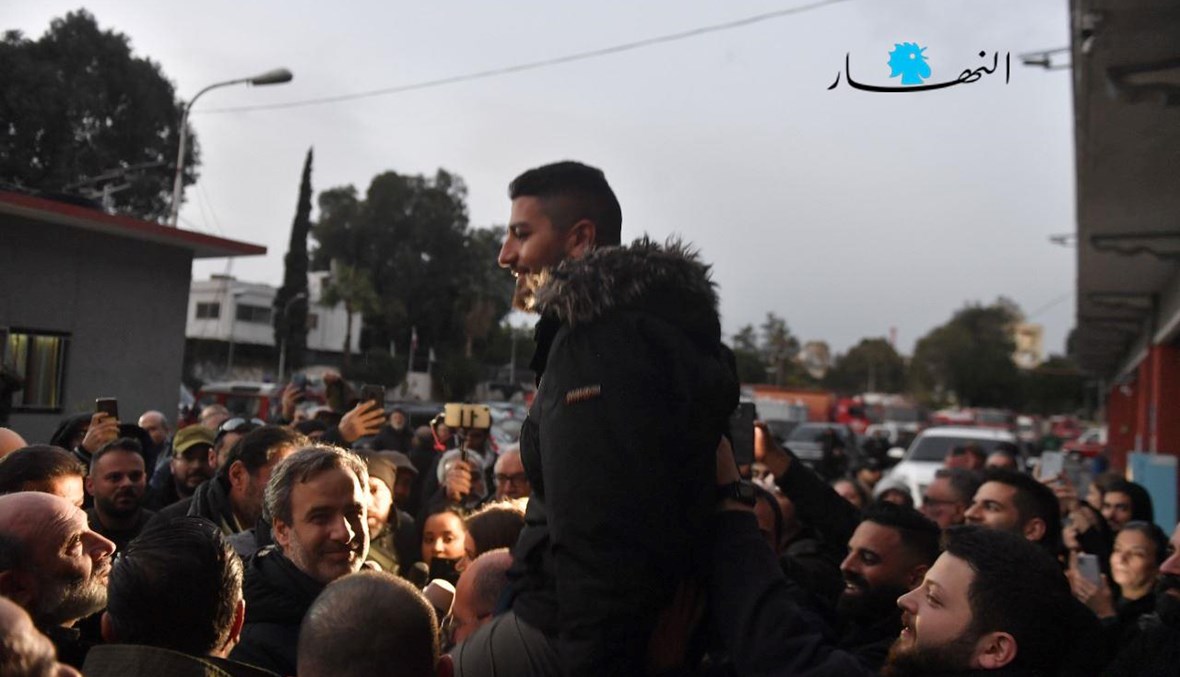 الناشط وليام نون في مركز فوج إطفاء بيروت بعد خروجه من مديرية أمن الدولة (حسام شبارو).