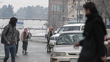 عناصر من قوات الأمن التابعة لحركة طالبان انتشروا على طريق مغلق بعد تفجير انتحاري قرب وزارة الخارجية الأفغانية في ساحة زنبق في كابول (11 ك2 2023، أ ف ب). 