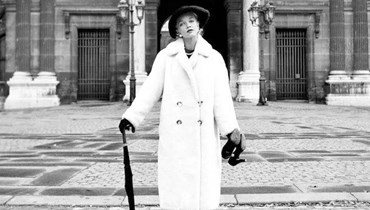 عارضة أزياءخلال نهاية جلسة تصوير، متحف اللوفر، باريس، 1950