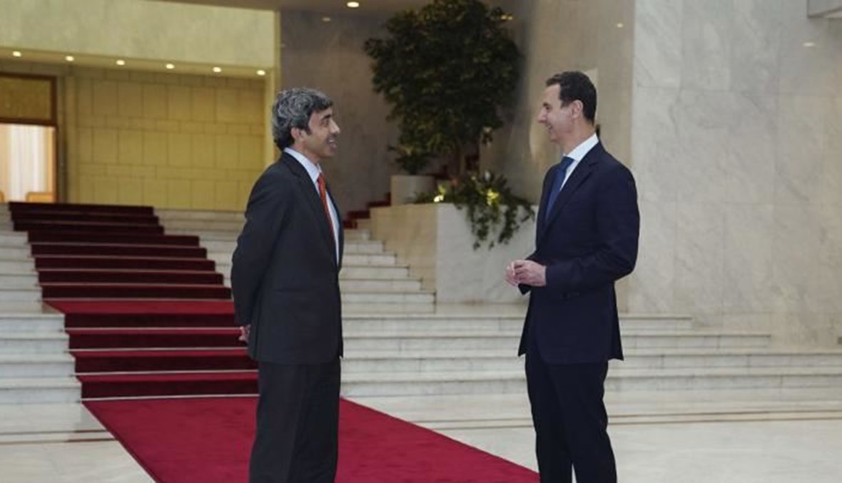الرئيس السوري بشار الأسد يتحدث مع وزير خارجية الإمارات العربية المتحدة الشيخ عبد الله بن زايد آل نهيان في دمشق، سوريا (9 تشرين الثاني 2021 - أ ف ب).