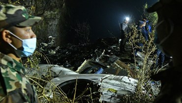من موقغ تحطُّم الطائرة في نيبال (أ ف ب).