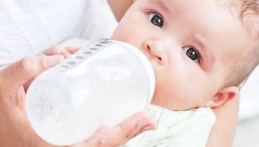 طفل يشرب الحليب الاصطناعيّ. (صورة تعبيرية)