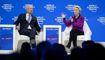 فون دير لاين (الى اليمين) متكلمة، والى جانبها مؤسس المنتدى الاقتصادي العالمي كلاوس شواب خلال جلسة للمنتدى في دافوس (17 ك2 2023، أ ف ب). 
