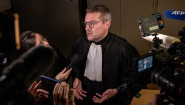 لوران كينيس، محامي بانزيري، يصرح قبل جلسة استماع في قصر العدل في بروكسيل (17 ك2 2023، أ ف ب). 