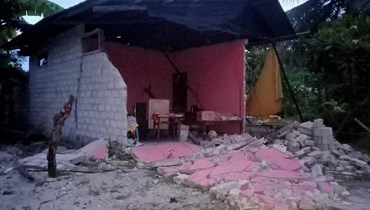 منزل متضرر بعد زلزال بقوة 7.6 درجة ضرب في أعماق المحيط قبالة إندونيسيا وتيمور الشرقية (أ ف ب).