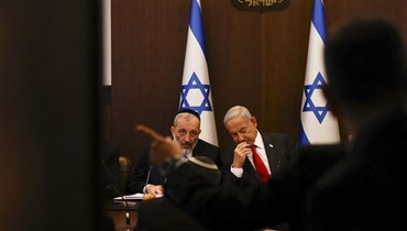 نتنياهو (إلى اليمين) يجلس بجانب درعي خلال اجتماع أسبوعي لمجلس الوزراء في القدس (8 ك2 2023، أ ف ب).