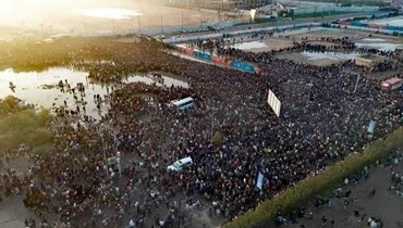 الحشود أمام ملعب نهائي كأس الخليج في العراق. 