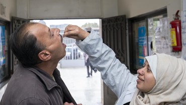 عبد الكريم يتلقى تطعيما ضد الكوليرا في مركز صحي بدائرة السفيرة بالريف الجنوبي لحلب (اليونيسف).