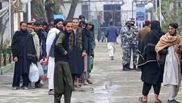 سجناء أفغان يقفون بالصف في الباحة قبل إطلاق سراحهم من سجن في جلال آباد (19 ك2 2023، أ ف ب). 