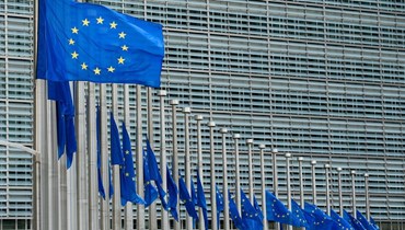 صورة ارشيفية- أعلام الاتحاد الأوروبي ترفرف أمام مبنى المفوضية الأوروبية في بروكسيل (15 تموز 2017، أ ف ب).