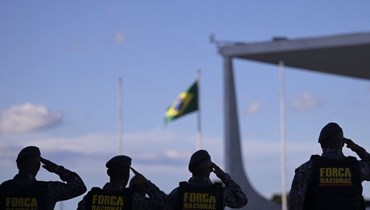 عناصر من القوة الوطنية في Three Powers Plaza بعد المظاهرة التي نظمها أنصار الرئيس البرازيلي السابق جاير بولسونارو في برازيليا (17 ك2 2023 - أ ف ب).