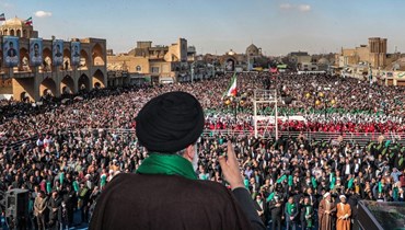 الرئيس الإيراتي إبراهيم رئيسي أمام حشود في إيران (أ ف ب).