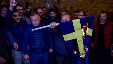 إحراق العلم السويدي في تركيا على خليفة إحراق نسخة من القرآن الكريم في ستوكهولم (أ ف ب).