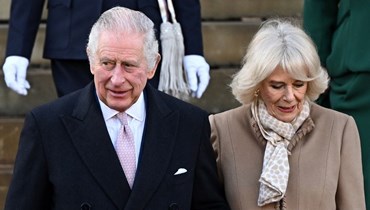 الملك تشارلز الثالث وزوجته كاميلا مغادرين بعد زيارة بولتون تاون هول في بولتون شمال غرب إنكلترا (20 ك2 2023، أ ف ب).  
