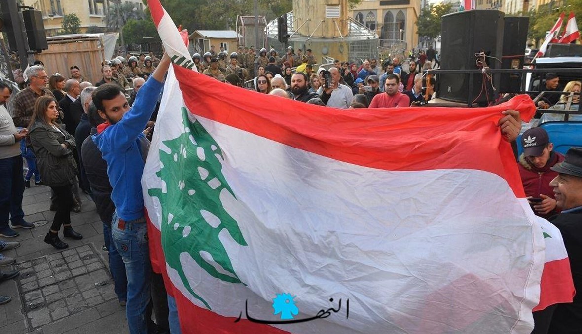 لبنانيون يتضامنون مع النواب المعتصمين في ساحة النجمة (حسام شبارو). 