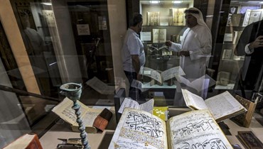 المنصوري يجول مع زوار في "متحف معبر الحضارات" في دبي (11 ك2 2023ـ أ ف ب). 