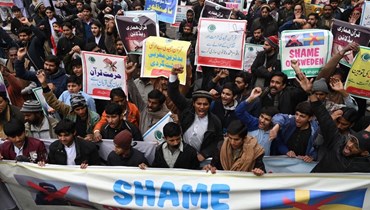 متظاهرون يرددون شعارات في لاهور خلال احتجاج على حرق المصحف في السويد (24 ك2 2023، أ ف ب). 