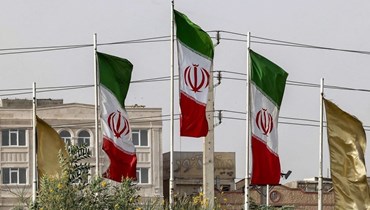 أعلام إيرانية في طهران (أ ف ب).
