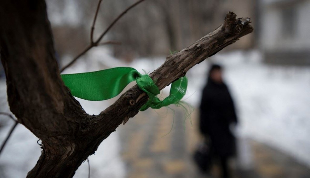 ​ شريط أخضر على شجرة في موسكو، والذي أصبح رمزًا للاحتجاج "الهادئ" ضدّ العمل العسكري الروسي في أوكرانيا (أ ف ب). 
