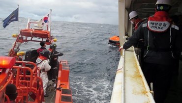 يبحث حرس السواحل الكوري الجنوبي عن طاقم سفينة شحن غرقت قبالة جزيرة جيجو الجنوبية (أ ف ب). 