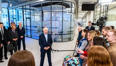 بوتين يلتقي طلابا خلال زيارته جامعة موسكو الحكومية بموسكو (25 ك2 2023، أ ف ب). 