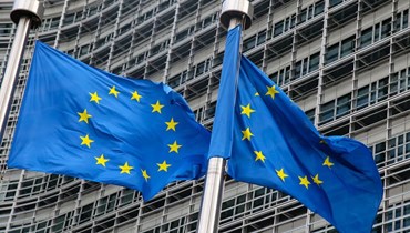 أعلام الاتحاد الأوروبي ترفرف خارج مقر المفوضية الأوروبية في بروكسيل (أ ف ب). 