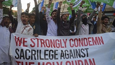 ناشطون من حزب الجماعة الإسلامية يرددون شعارات في كراتشي احتجاجا على حرق القرآن في السويد (26 ك2 2023، أ ف ب). 