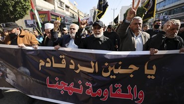 فلسطينيون من أنصار الجهاد الإسلامي ينظمون مسيرة في غزة دعما لمخيم جنين بالضفة الغربية (27 ك2 2023، أ ف ب). 